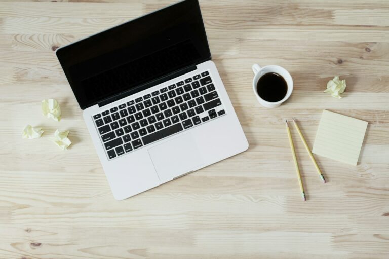 Schreibtisch Macbook und Schreibutensilien für selbständige Tätigkeit als Franchisenehmer